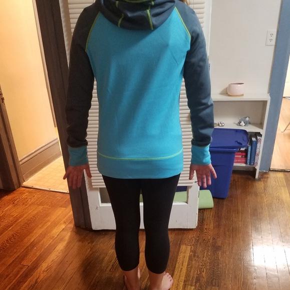 Nike ThermaFit Sweatshirt - Picture 2 of 2